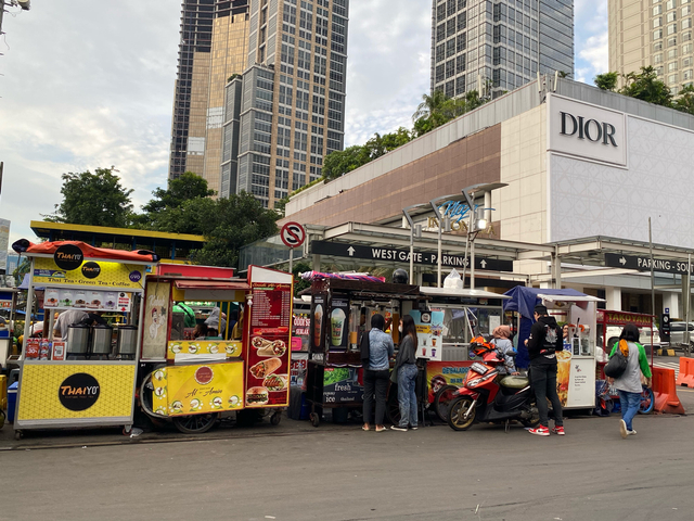 Pedagang Kaki Lima di Sekitar Kawasan Grand Indonesia dan Plaza Indonesia. (Foto: Syaharani Putri)