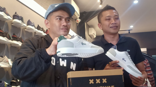 Owner Rown Division, Kusdarmawan Aryo Baskoro (kiri) dan owner Aerostreet, Adhitya Caesarico menunjukkan sepatu kolaborasi Armature