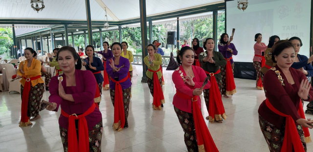 Para wanita yang menari dengan mengenakan kebaya. Foto: Len/Tugu Jogja