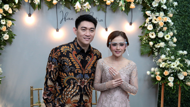 Musisi Ifan Seventeen dan Citra Monica saat menggelar konferensi pers usai lamaran di Menteng, Jakarta, Selasa, (6/4/2021). Foto: Ronny