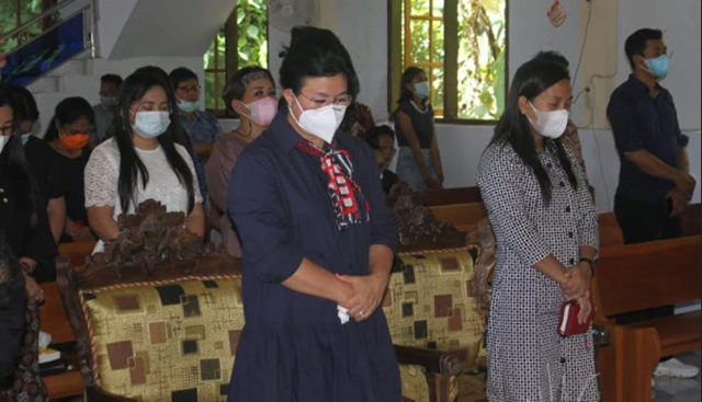 Bupati Kabupaten Sitaro, Evangelian Sasingen saat mengikuti ibadah Paskah bersama dengan Jemaat GMIST Petra Namitung, Kelurahan Bahu, Kecamatan Siau Timur.