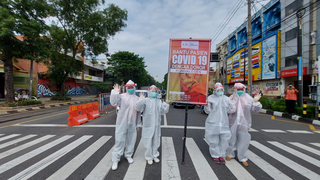 Relawan PMI Solo menggelar kampanye mengajak penyintas COVID-19 untuk berdonor plasma konvalesen (dok)