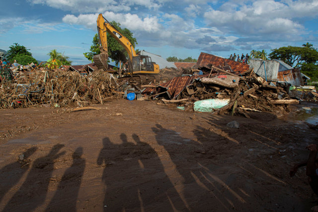 Petugas menggunakan ekskavator untuk mencari korban banjir bandang di Adonara Timur, Kabupaten Flores Timur, Nusa Tenggara Timur, Selasa (6/4). Foto: Aditya Pradana Putra/ANTARA FOTO