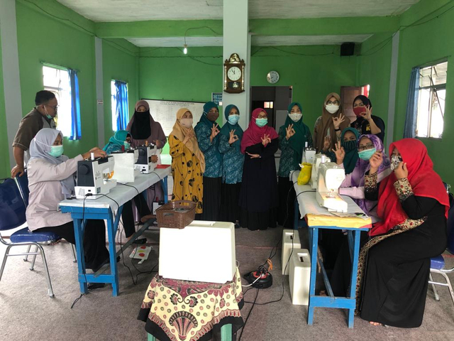 Departemen ESL IPB University bersama PT SMI Ajarkan Daur Ulang Sampah pada Warga Desa Pasarean Bogor