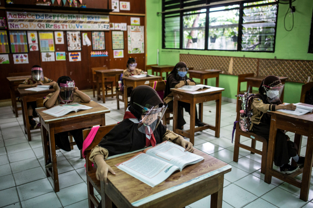 Sejumlah murid mengikuti uji coba pembelajaran tatap muka di SD Negeri Kenari 08 Pagi, Jakarta, Rabu (7/4).  Foto: Aprillio Akbar/ANTARA FOTO