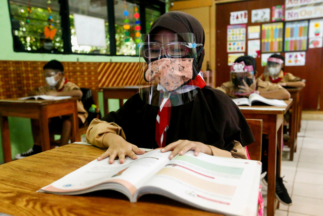 Sejumlah murid mengikuti uji coba pembelajaran tatap muka di SD Negeri Kenari 08 Pagi, Jakarta, Rabu (7/4).  Foto: Ajeng Dinar Ulfiana/REUTERS