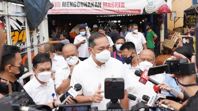 Menteri Perdagangan Muhammad Lufti memantau harga dan pasokan bahan pokok di Pasar Induk Kramat Jati, Jakarta. Foto: Kemendagri RI