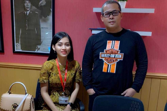 Era Setiyowati bersama Prof. Muradi. Foto: Instagram/@itssierra.s
