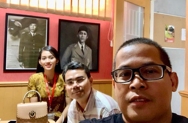 Era Setiyowati bersama Prof. Muradi. Foto: Instagram/@itssierra.s