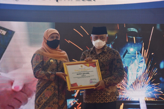 Bupati Malang, Muhammad Sanusi, mendapatkan penghargaan sebagai pembina Kesehatan dan Keselamatan Kerja (K3) dari Pemerintah Provinsi Jawa Timur. (foto dok)