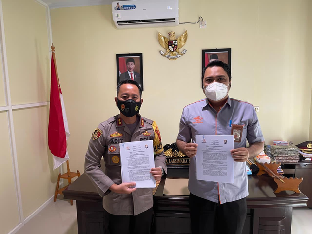 Kapolres Ternate dan Kepala Kantor Pos Ternate usai penandatanganan MoU. Foto: Istimewa