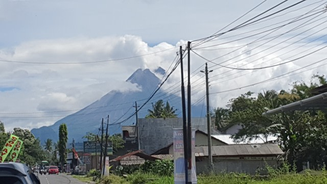 Gunung Merapi yang terlihat dari Jalan Kaliurang. Foto: Sandra/Tugu Jogja.