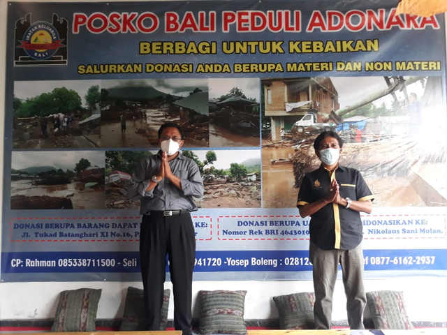 Rahman Sabonamma (kanan) bersama Ketua Lamaholot Bali, Yosep Boleng saat peresmian posko bencana - IST