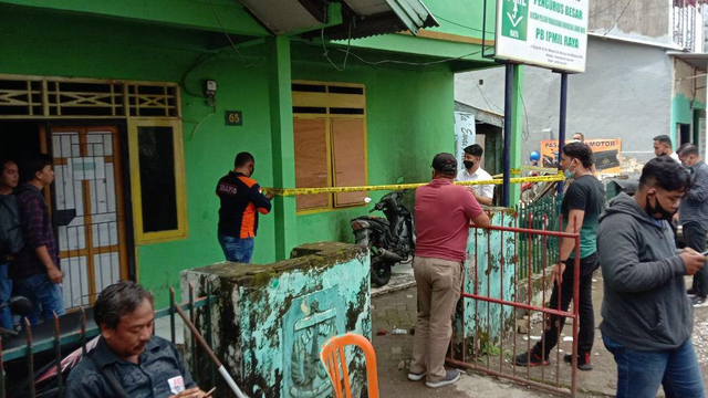 Asrama mahasiswa dari Ikatan Pelajar Mahasiswa Indonesia Luwu Raya (IPMIL Raya) diserang dan dilempari bom molotov oleh orang tak dikenal di Jalan Kijang, Kota Makassar, Sulsel. Foto: Dok. Istimewa