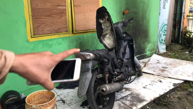Asrama mahasiswa dari Ikatan Pelajar Mahasiswa Indonesia Luwu Raya (IPMIL Raya) diserang dan dilempari bom molotov oleh orang tak dikenal di Jalan Kijang, Kota Makassar, Sulsel. Foto: Dok. Istimewa