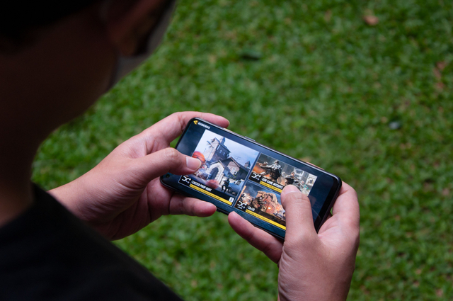 Oppo Reno 5 F bermain game Foto: Kevin S. Kurnianto/kumparan