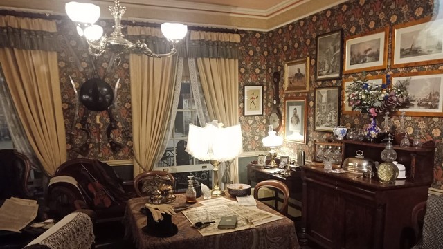 Rekonstruksi ruang keluarga rumah Sherlock Holmes. Foto: Daniel Chrisendo/kumparan