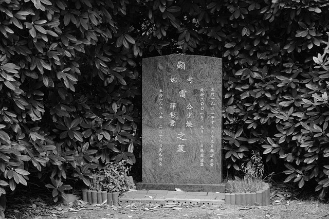 Tradisi Cheng Beng biasanya dilakukan di makam leluhur. Foto: Pixabay