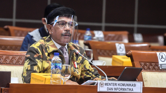 Menkominfo Johnny G Plate memberikan paparannya saat mengikuti rapat kerja dengan Komisi I DPR di Komplek Parlemen, Jakarta, Rabu (7/4). Foto: Muhammad Adimaja/ANTARA FOTO