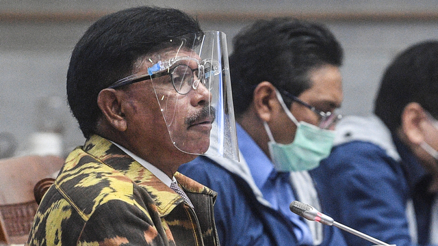 Menkominfo Johnny G Plate memberikan paparannya saat mengikuti rapat kerja dengan Komisi I DPR di Komplek Parlemen, Jakarta, Rabu (7/4). Foto: Muhammad Adimaja/ANTARA FOTO