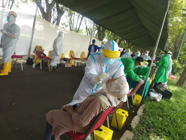Para pengungsi asal Kecamatan Balongan, Kabupaten Indramayu menjalani tes screening COVID-19 untuk memastikan warga kembali ke rumah dalam keadaan sehat. (Tomi Indra)