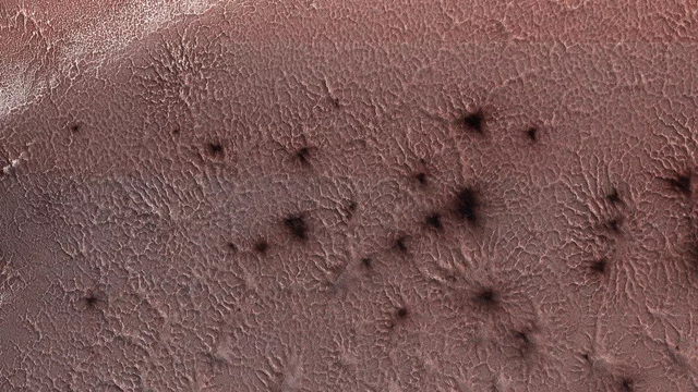 Pola 'Laba-laba' yang difoto Mars Reconnaissance Orbiter milik NASA di kutub selatan Mars pada 13 Mei 2018. Foto: NASA