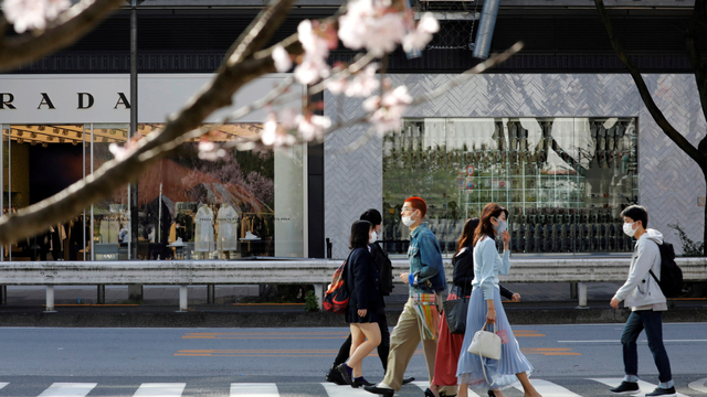 Pejalan kaki yang mengenakan masker di tengah wabah virus corona, di Tokyo, Jepang. Foto: Kim Kyung-Hoon/REUTERS
