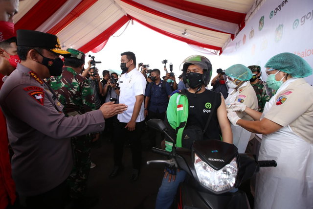 Kapolri dan Panglima TNI Tinjau Vaksinasi Drive Thru di Medan 
