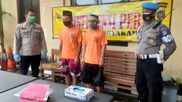 Satresnarkoba Polresta Yogyakarta menangkap dua pemuda pengangguran yang kedapatan edarkan narkotika jenis pol Yarindo. Foto: Arfiansyah Panji Purnandaru/kumparan