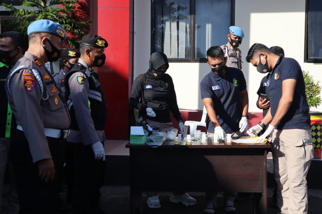 Polda Maluku Utara melaksanakan tes urine untuk 17 anggota polisi. Foto: Istimewa