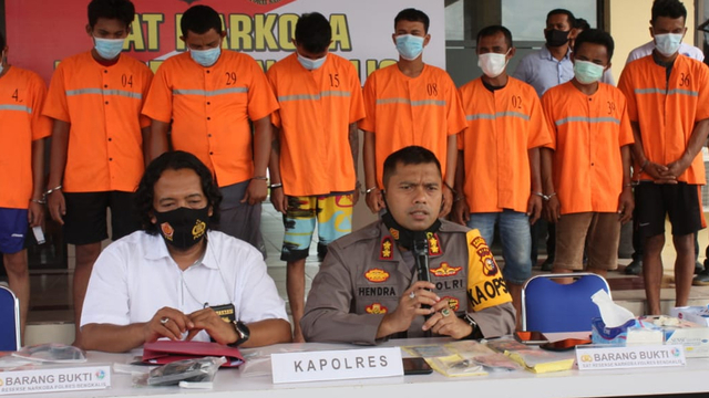 KAPOLRES Bengkalis, AKBP Hendra Gunawan saat ekspose penangkapan Ketua DPC Gerindra Bengkalis, Syamsuddin alias Udin Pirang, Rabu (7/4/2021). Syamsuddin alias Udin Pirang ditangkap usai nyabu oleh Satnarkoba.  