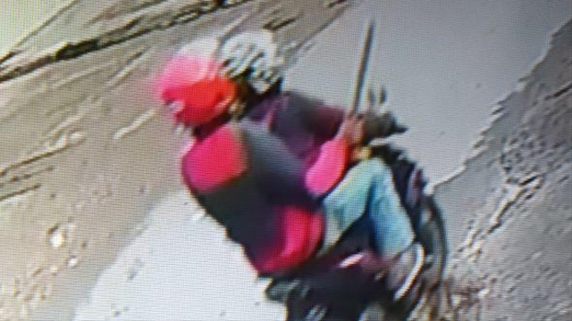 Detik-detik 2 Pelaku Lempar Bom Molotov ke Asrama Mahasiswa di Makassar (123338)