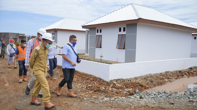 Wakil Bupati Halmahera Selatan (Halsel), Iswan Hasjim, meninjau kemajuan pembangunan pemukiman baru bagi warga di Desa Kawasi. Foto: Istimewa