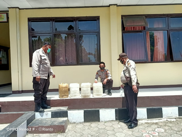 Polres Halmahera Utara menahan minuman keras (miras) ilegal jenis cap tikus sebanyak 100 liter siap edar. 