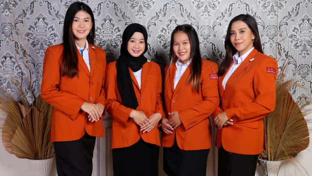 4 Mahasiswa ABM, yang menerima beasiswa Djarum Foundation. Mereka adalah (dari kiri) Chaterina Sherly Meliana, Nanda Alifia Pratika Sari, Nathania Leony dan Ester Tri Hernanda.(dok)