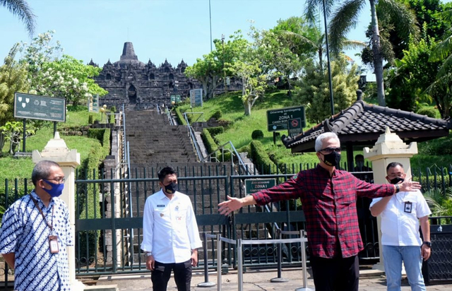 Gubernur Ganjar Pranowo melihat simulasi kenormalan baru di tempat wisata Candi Borobudur, Magelang, Rabu (10/6). (Foto: Dok. Humas Pemprov Jateng)