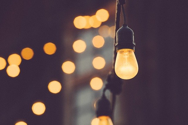 Lampu pijar adalah salah satu bentuk perubahan energi listrik menjadi cahaya. Foto: Pixabay