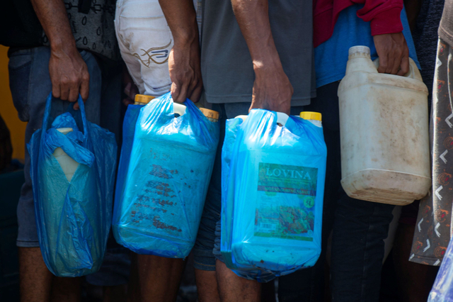 Sejumlah warga mengantre membeli bahan bakar minyak (BBM) minyak tanah dan pertalite di lokasi distribusi darurat di Waiwerang, Adonara Timur, Kabupaten Flores Timur. Foto: Aditya Pradana Putra/Antara Foto