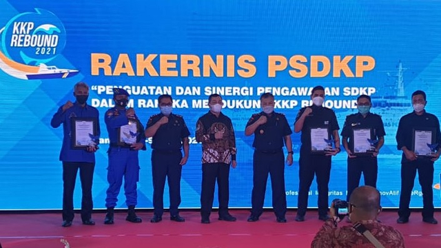 Ditjen PSDKP memberikan penghargaan kepada instansi atau masyarakat dalam upaya penanggulangan destructive Fishing. DKP Sulteng salah satunya yang menerima penghargaan pada Rapat Kerja Teknis (Rakernis) Pengawasan Sumber Daya Kelautan dan Perikanan Tahun 2021, Rabu (7/4), di Four Points Hotel Bandung Jawa Barat. Foto: DKP Sulteng
