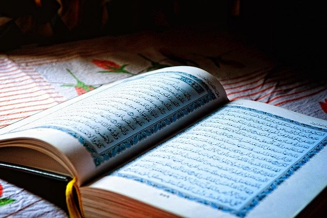 Ilustrasi bacaan ayat kursi dalam Al-Qur'an. Foto: Pixabay.com