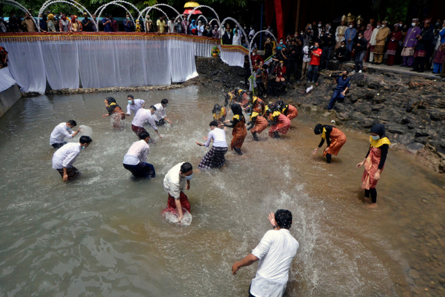 Muda-mudi melakukan ritual Belangiran atau mandi suci jelang Ramadhan di sungai Kali Akar, Batu Putu, Bandar Lampung, Lampung, Rabu (7/4).  Foto: Ardiansyah/ANTARA FOTO