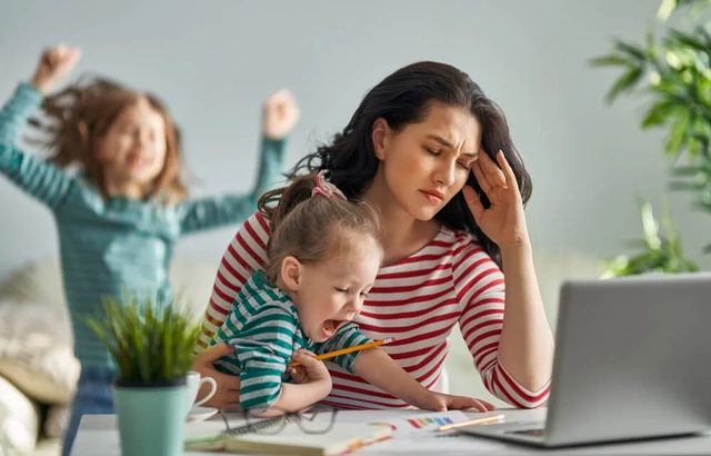 Tak heran banyak ibu yang mengaku stres dan kelelahan selama WFH. Sebab, menjaga fokus dan produktivitas sambil mengasuh anak bukanlah hal mudah.