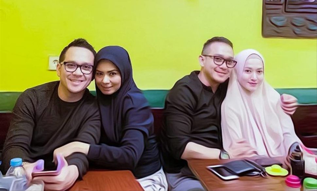 Punya Saudara Kembar, Potret 6 Seleb dengan Kembarannya bak Pinang Dibelah Dua (119421)