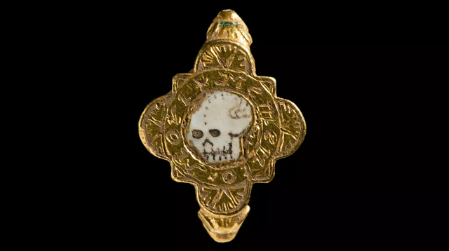 Cincin emas Memento Mori berasal dari zaman Tudor, memiliki tengkorak enamel.  Foto: Amgueddfa Cymru/National Museum Wales