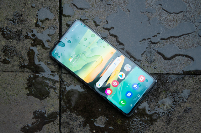 Samsung Galaxy A72 smartphone tahan air. Foto: Kevin S. Kurnianto/kumparan