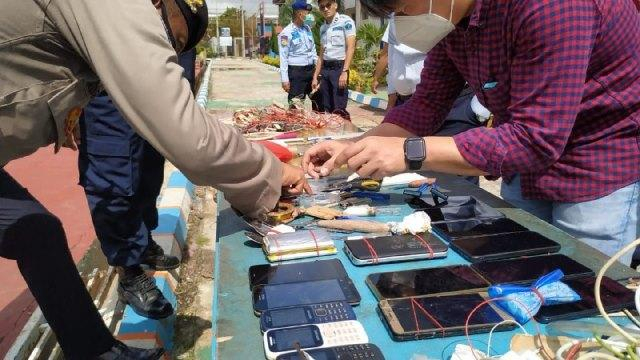 Sejumlah barang bukti yang ditemukan dalam penggeledahan Lapas di Bintan. (Foto: ist)