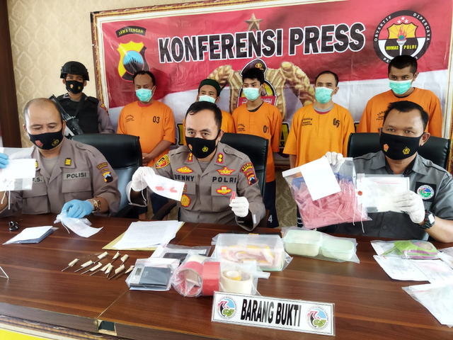 Polisi menunjukkan 5 tersangka kasus narkoba di Mapolres Temanggung, Kamis (8/4/2021). FOto: ari/Tugu Jogja