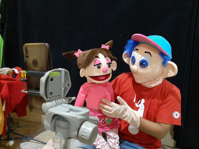 Tri ketika membuat konten Tik Tok bersama salah satu boneka ventriloquist miliknya. Foto-foto: Amanah Nur Asiah/Basra
