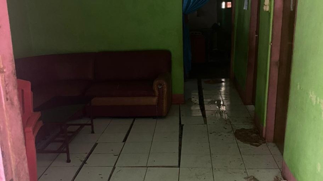 Kondisi rumah warga RT 02 RW 1 Kelurahan Naikoten 2, Kecamatan Kota Raja yang mengalamai retakan saat diguyur hujan lebat sejak Kamis (1/4). Foto: Dok. Istimewa