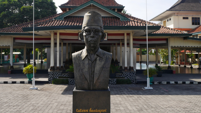 Patung Ki Hadjar Dewantara, pendiri Yayasan Pendidikan Tamansiswa. Foto: Shutter Stock